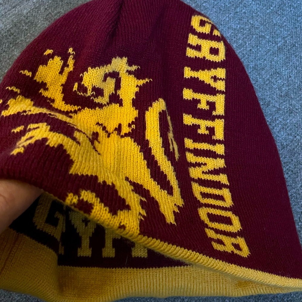 Griffindor Beanie- Reversible - Picture 4 of 8